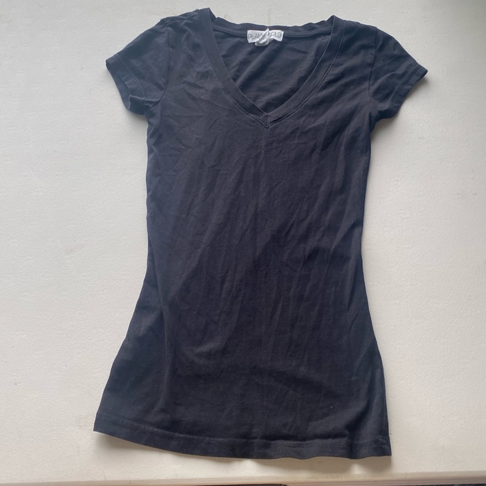 Black v-neck short sleeve t-shirt